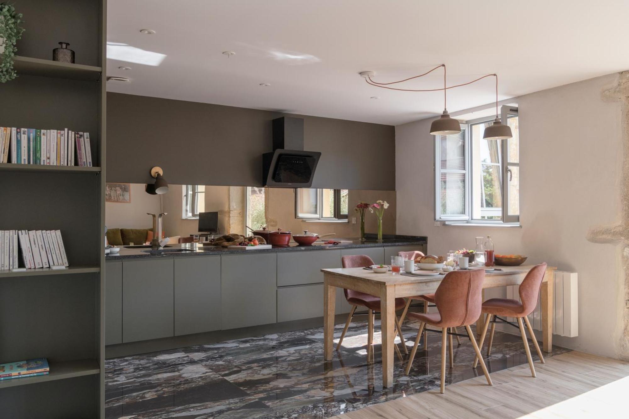La Maison Des Monts D'or Bed & Breakfast